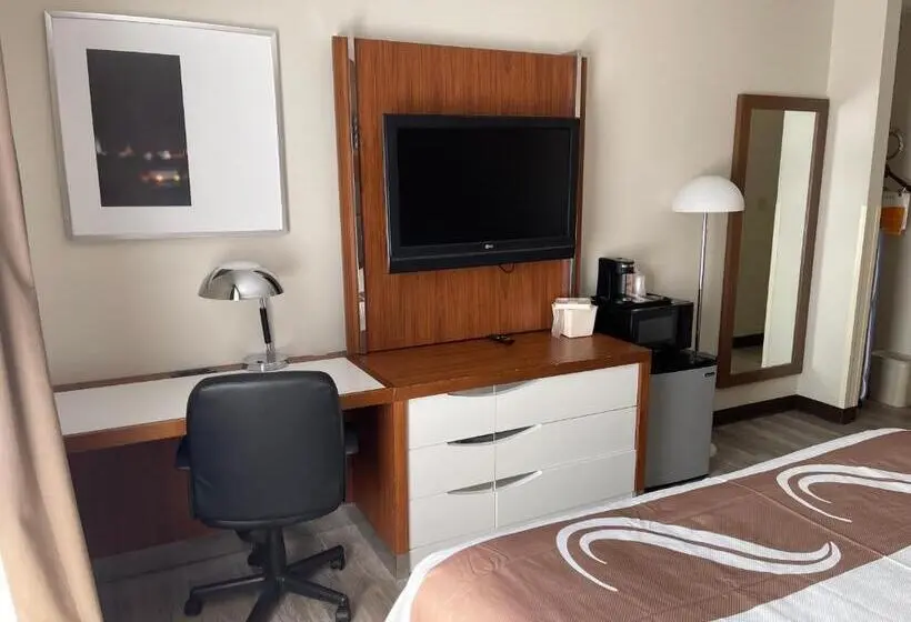 キングサイズベッドのスタンダードルーム, Quality Inn & Suites New Hartford   Utica