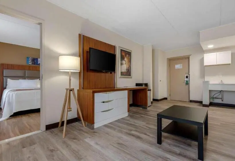 キングサイズベッドのスイートルーム, Quality Inn & Suites New Hartford   Utica