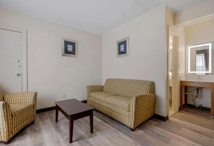 キングサイズベッドのスイートルーム, Quality Inn & Suites New Hartford   Utica