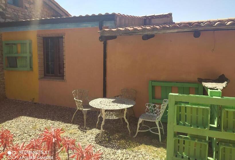 חדר סטנדרט לשלושה, Il Nuraghe