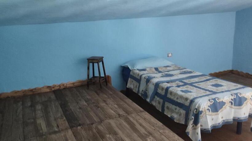 חדר סטנדרט לשלושה, Il Nuraghe