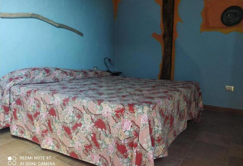 חדר סטנדרט לשלושה, Il Nuraghe