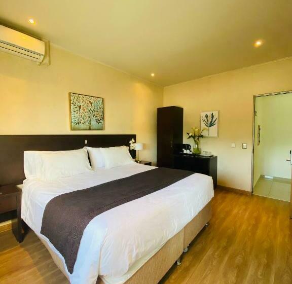 חדר משפחתי, Plaza Cienfuegos