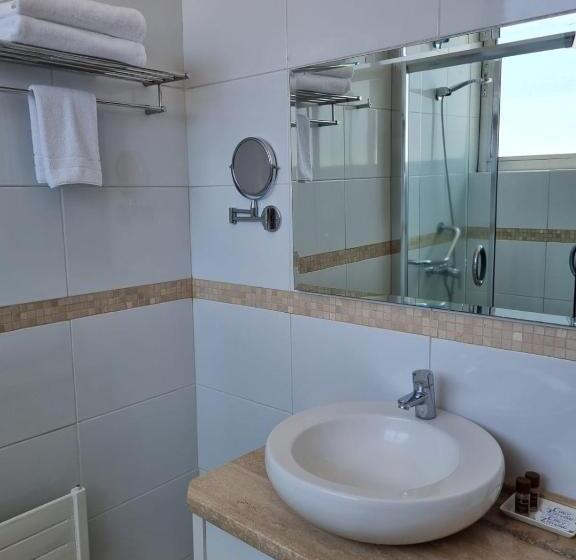 חדר משפחתי, Plaza Cienfuegos