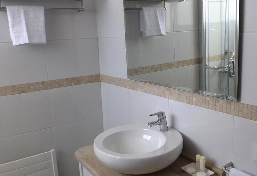 חדר משפחתי, Plaza Cienfuegos