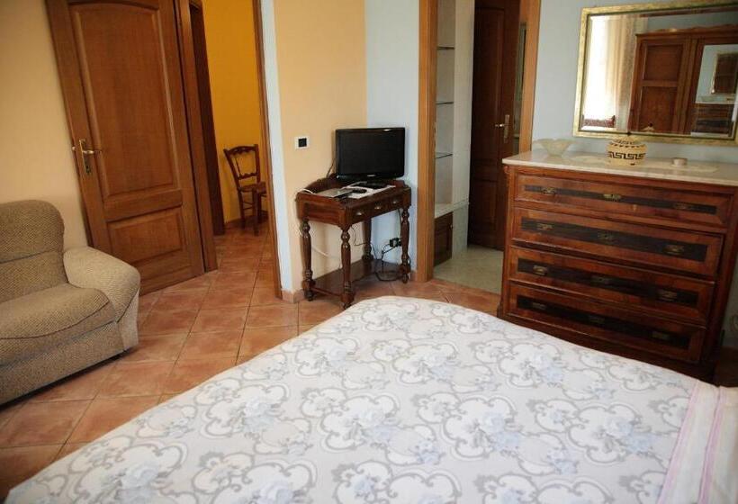 스탠다드 트리플 룸, Su Livariu