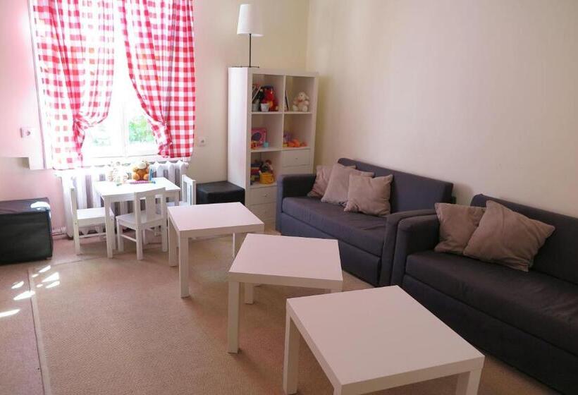 اتاق اکونومی با حمام مشترک, Senoji Vaistine