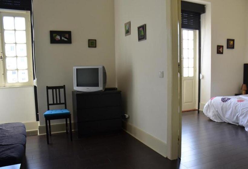 דירת משפחה, Alameda Guest House 1