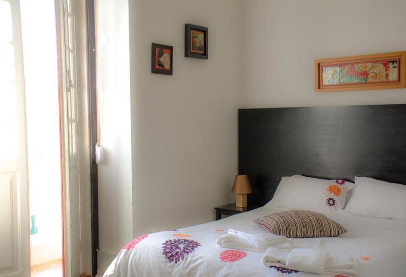 דירת משפחה, Alameda Guest House 1