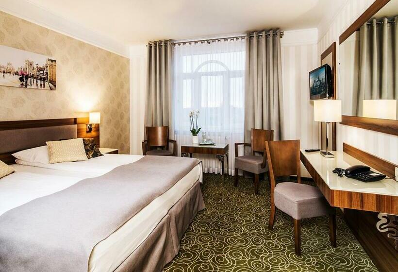 Quarto Estandar, Lord   Warsaw Airport
