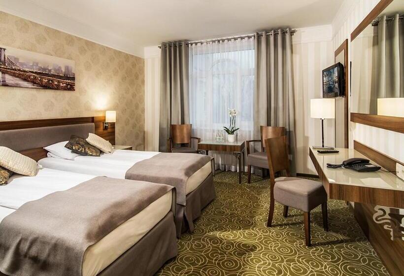 Quarto Estandar, Lord   Warsaw Airport