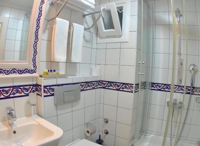 اتاق استاندارد سه نفره, Novano