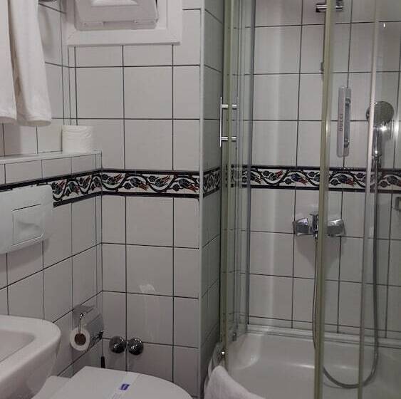 اتاق استاندارد سه نفره, Novano