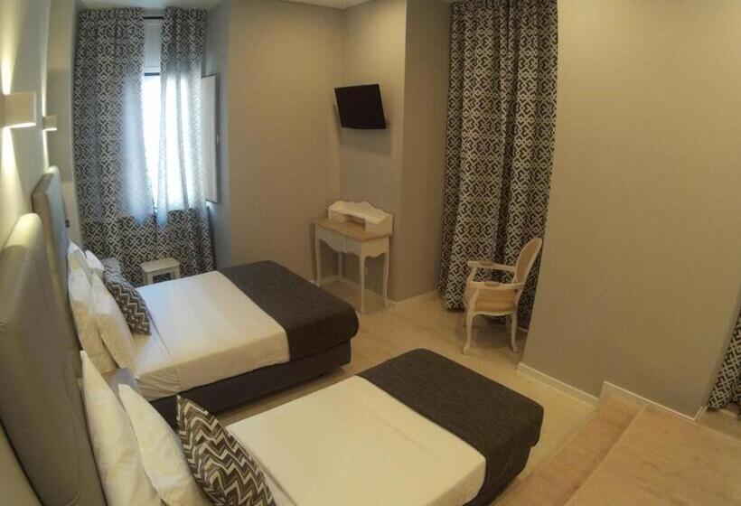 اتاق استاندارد سه تخته با بالکن, Pensao Estacao Central