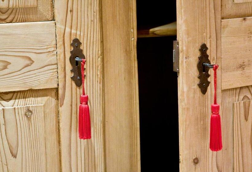 سوییت لوکس, Rouge On Rose Boutique