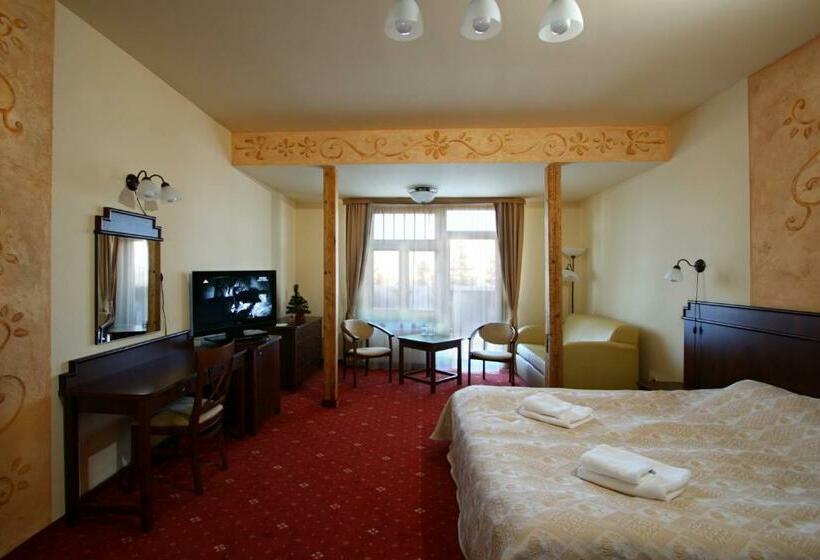 غرفة سوبيريور ثلاثية, Tarasy Wang