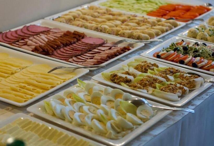 غرفة سوبيريور ثلاثية, Tarasy Wang