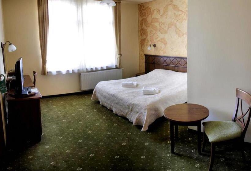 غرفة قياسية, Tarasy Wang