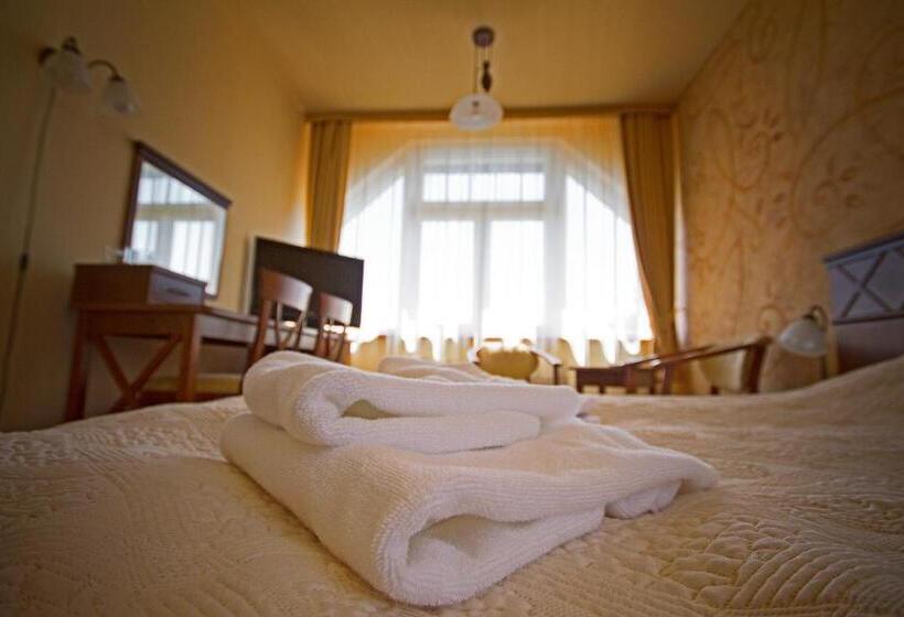 غرفة كومفورت ثلاثية, Tarasy Wang