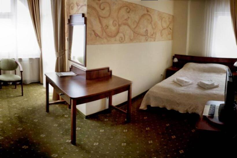 غرفة كومفورت ثلاثية, Tarasy Wang