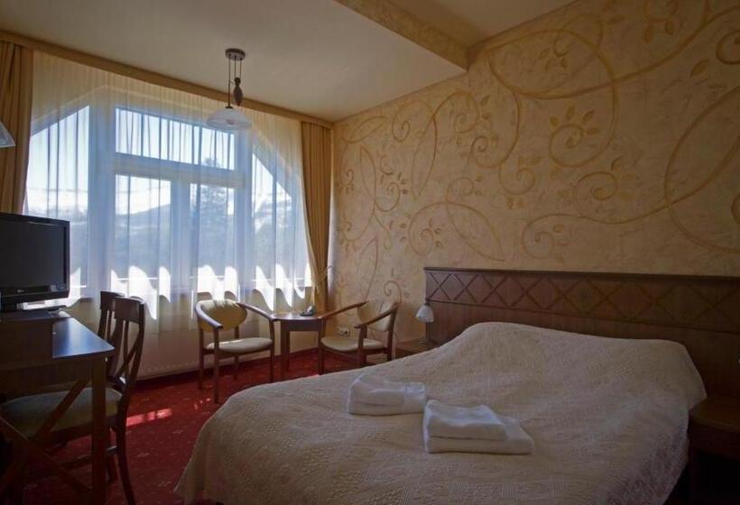 غرفة كومفورت ثلاثية, Tarasy Wang