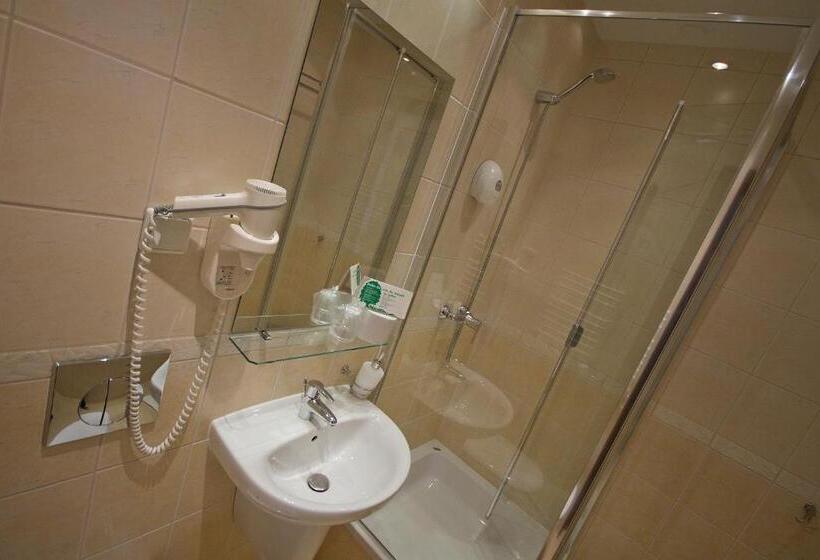 غرفة كومفورت ثلاثية, Tarasy Wang