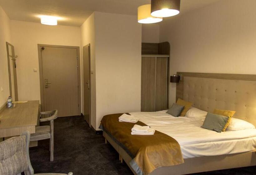 غرفة كومفورت ثلاثية, Tarasy Wang