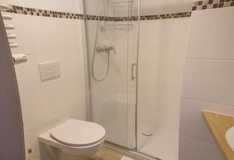 غرفة كومفورت ثلاثية, Tarasy Wang