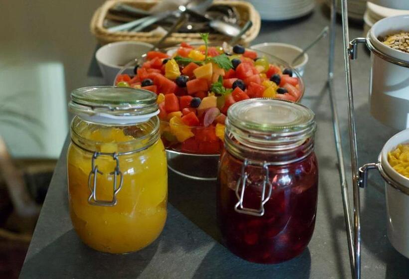 غرفة كومفورت ثلاثية, Tarasy Wang