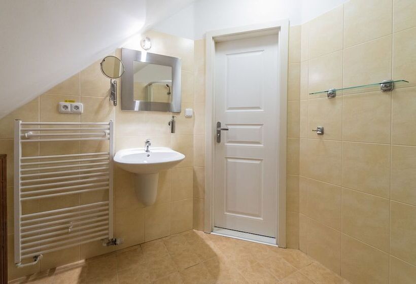 标准三人间, Penzion Zamecka Zahrada