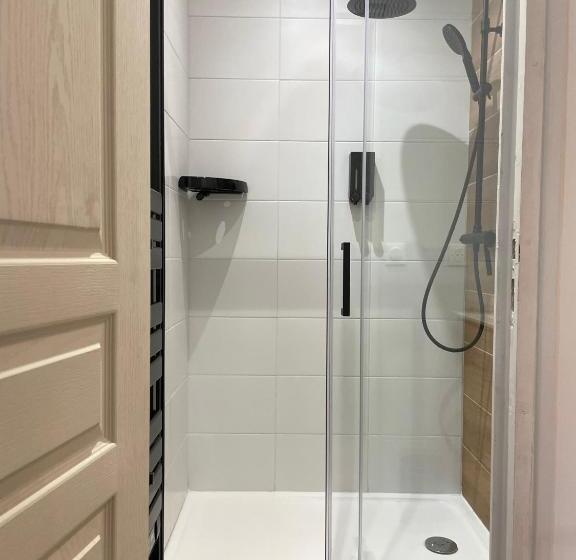 سوییت لوکس, La Maison Du Clocher