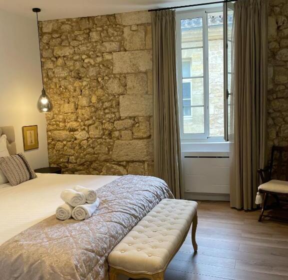 سوییت لوکس, La Maison Du Clocher