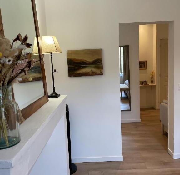 سوییت لوکس, La Maison Du Clocher