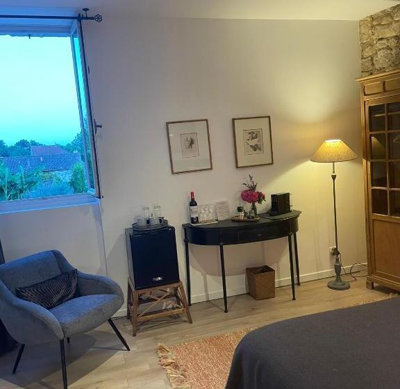 اتاق لوکس, La Maison Du Clocher