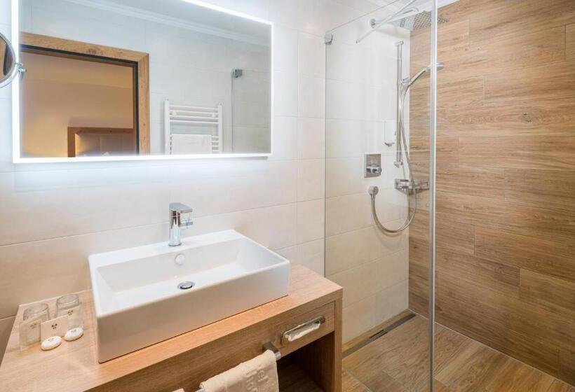 Basic Triple Occupancy Room, Englhof