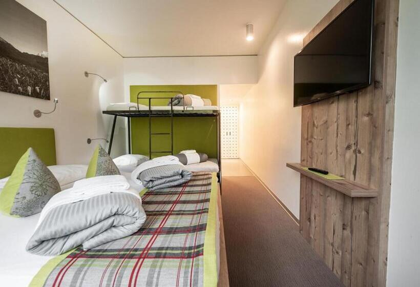 غرفة عائلية مطلّة علي الجبل, Mytirol