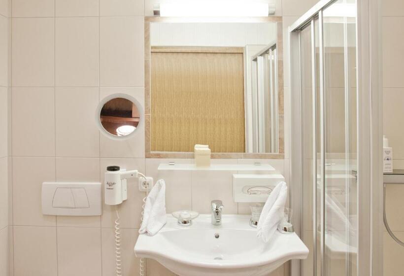 Номер Стандарт с Балконом, Landhotel Strasserwirt