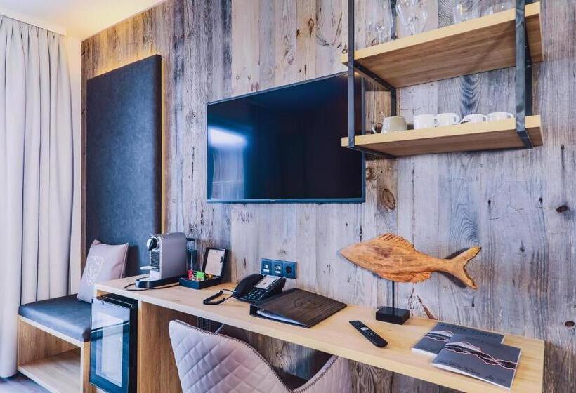 带阳台的高级房间, Stockinggut By Avenida Hotel & Residences