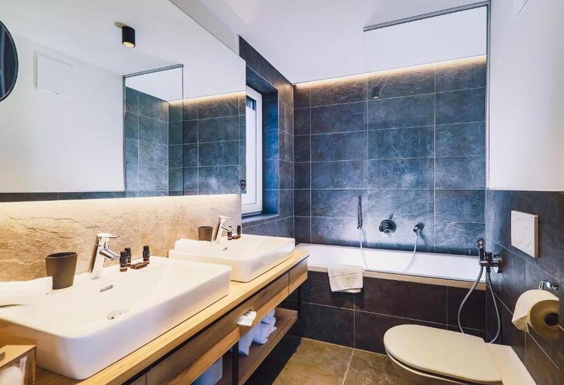 带按摩浴盆的套房, Stockinggut By Avenida Hotel & Residences