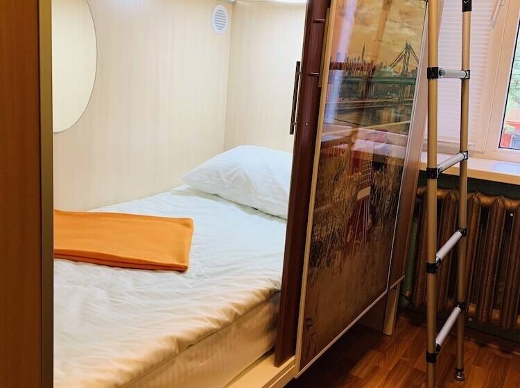 تختخواب در اتاق مشترک, Capsule City