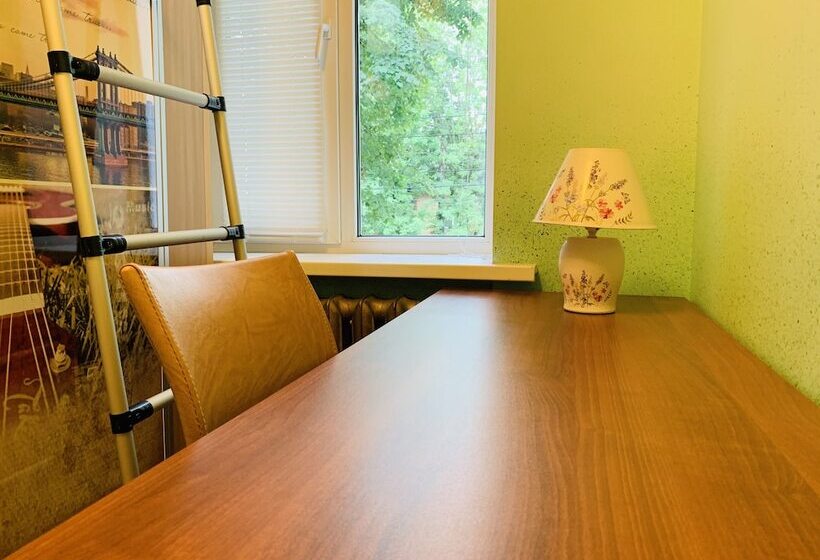 تختخواب در اتاق مشترک, Capsule City