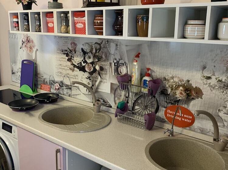 تختخواب در اتاق مشترک, Capsule City