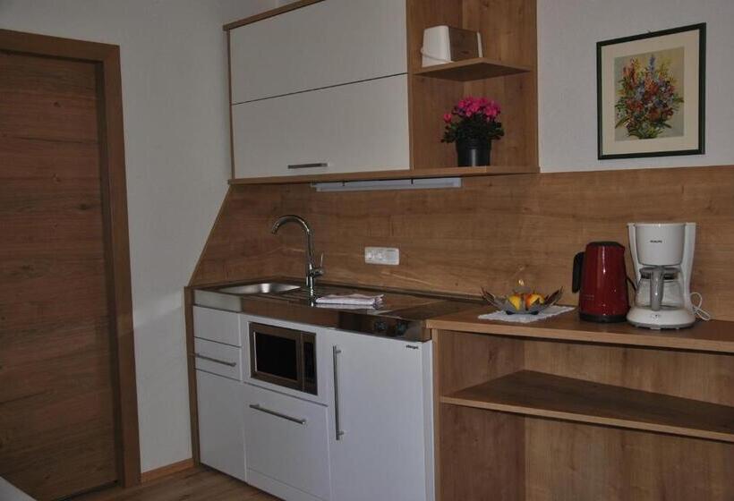 スタンダードスタジオ, Das Luggi Appartements