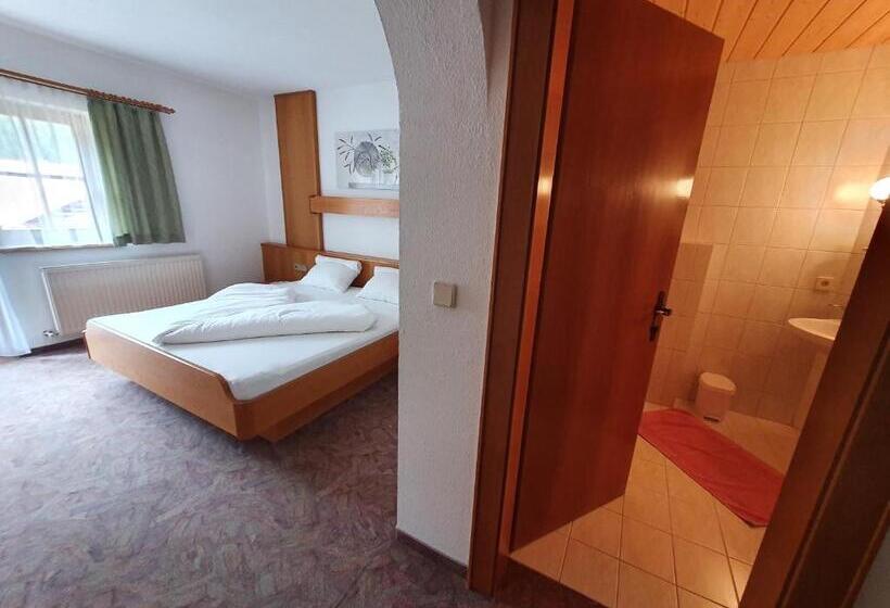 דירת שלושה חדרים, Pension Gabl