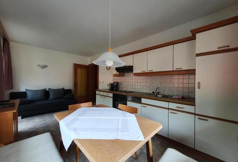 דירת שלושה חדרים, Pension Gabl