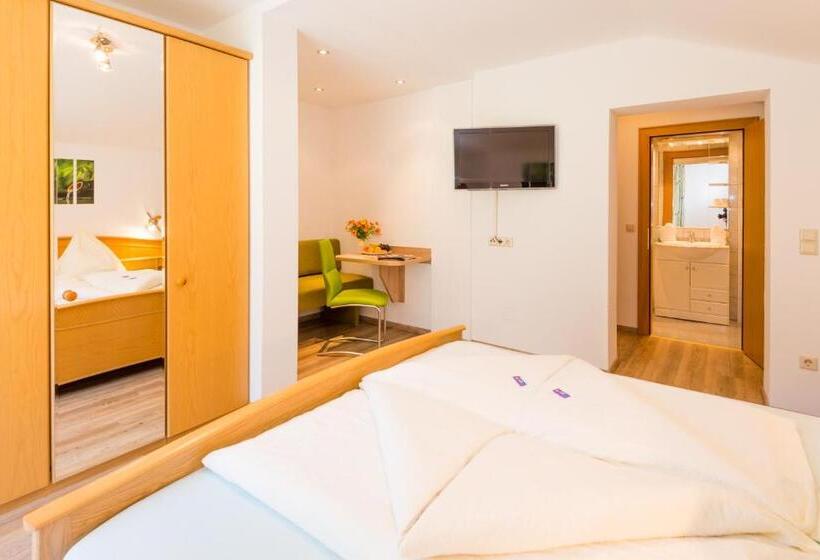 غرفة قياسية مزوَّدة بشُرفة, Gasthof Pension Waldfriede