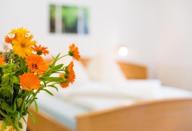 غرفة قياسية مزوَّدة بشُرفة, Gasthof Pension Waldfriede