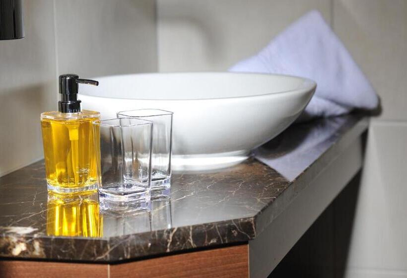 חדר סטנדרט לשלושה, Lamtana