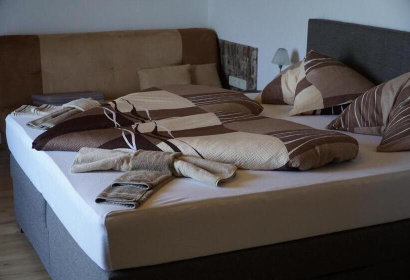 חדר סטנדרט לשלושה עם מרפסת, Pension Ferienwohnung Rotar