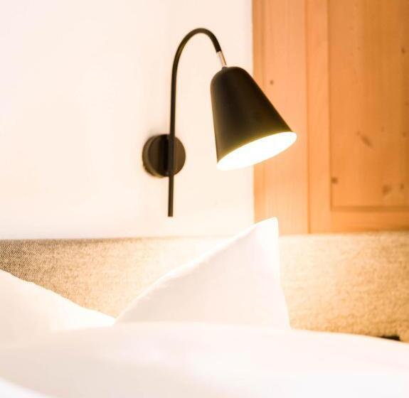 اتاق استاندارد چهار تخته, Schönherr Haus